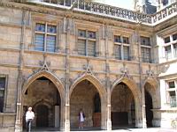 Paris, musee de Cluny, Galerie de la cour interieure